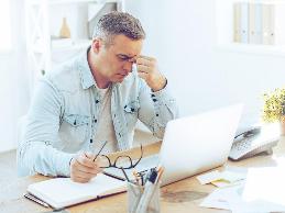 A health care worker with a vision loss was having eye strain and headaches as a result of the computer use for report writing.