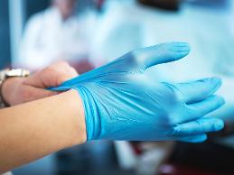 A registered nurse with latex allergies was having difficulty wearing latex gloves. The