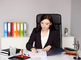 An administrative assistant for a large medical practice needed time away from work to care for her mother, who has cancer.